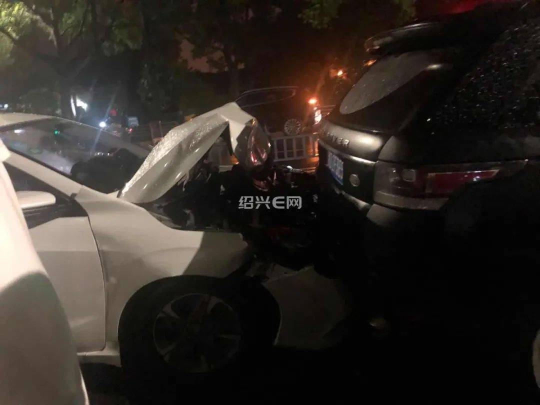 绍兴中兴中路发生车祸白色本田撞路虎后弃车逃路虎损失近8万