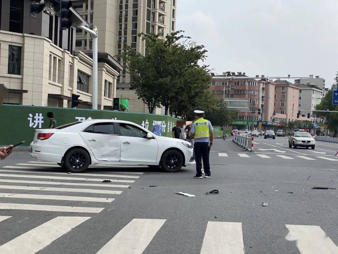 昨日丹阳荣城国际附近发生一起车祸,现场一片狼藉