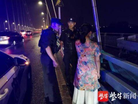 长江|女子长江桥边哭泣，特警雨夜解劝送回