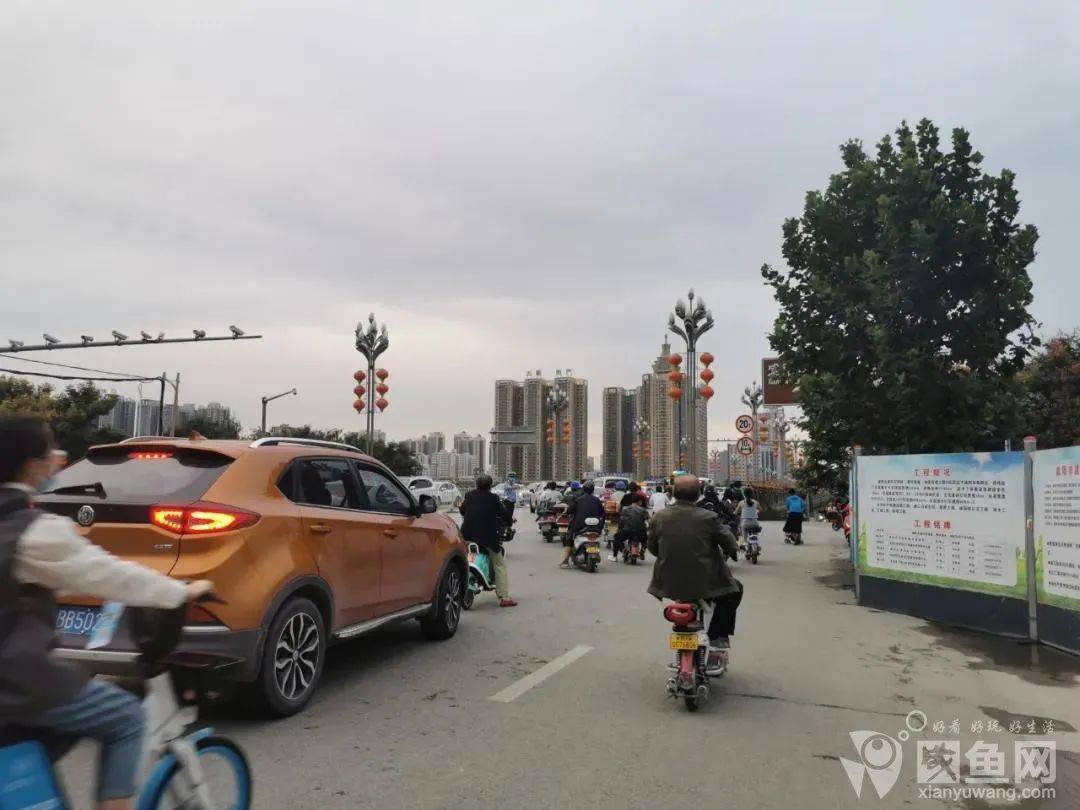 该路口高峰期有交警指挥交通,分批放行,虽然流量大,但相对来说比较有