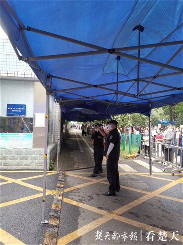 武汉|下雨不能进校接孩子，武汉多所小学建“雨廊”发雨衣