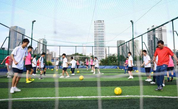天台|体育丨天台上的足球课堂