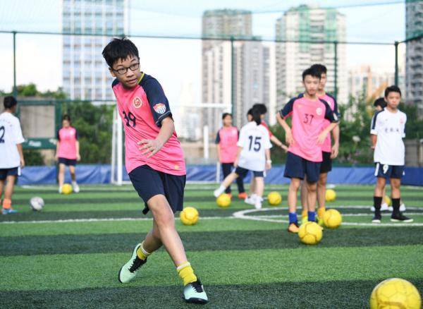 天台|体育丨天台上的足球课堂