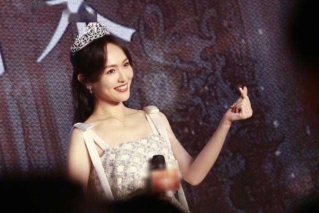 唐嫣参加活动生图曝光风衣配高筒靴画风飒爽有如职场女精英