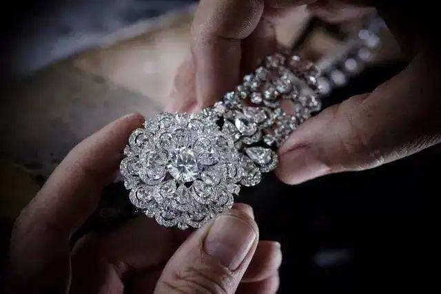 富婆|钻石暴跌，1克拉成白菜价？可为啥这些富婆却越买赚越多……