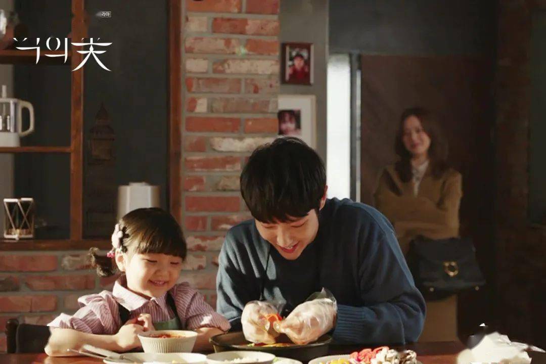 风太暖|年度高分韩剧《恶之花》,李准基家的工业风太暖!