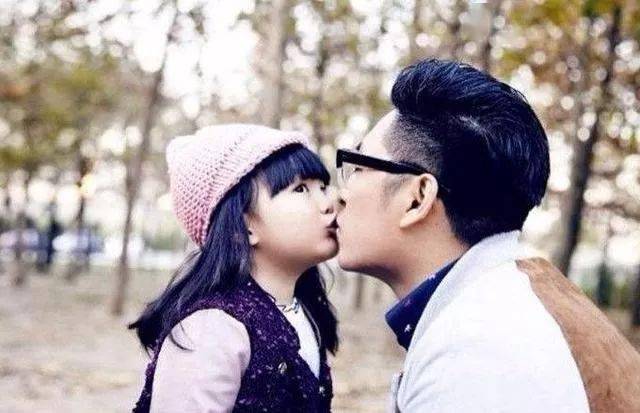 小贝|父女间日常互动真的没必要嘴对嘴……讲真