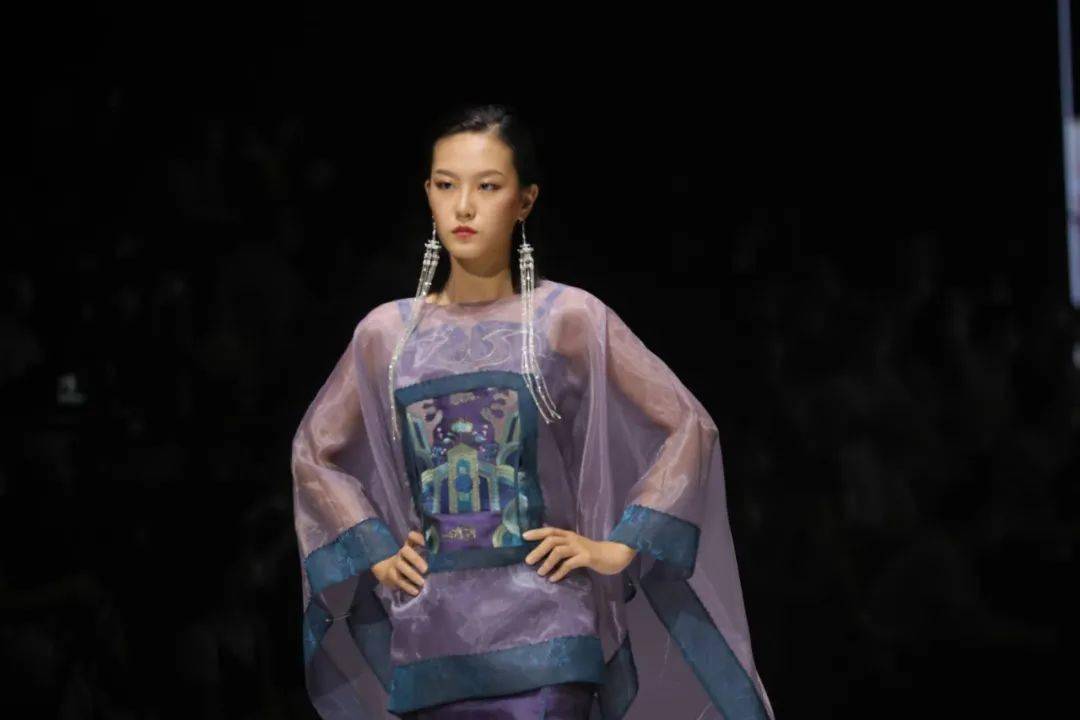 中国|?她来了，她来了，她乘风破浪而来！