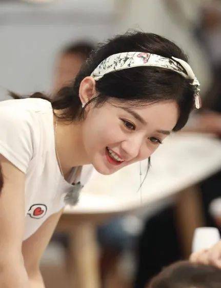 杨采钰|学杨采钰 欧阳娜娜的丝巾百搭法！秒变气质女神…