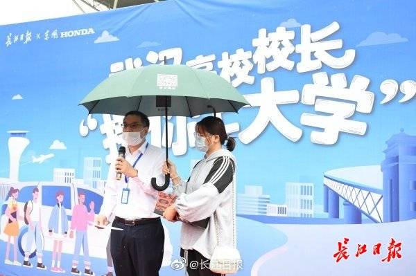 朵花|“56个民族56朵花”，中南民族大学副校长车站迎接各族新生回家