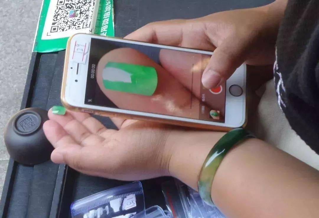 翡翠|有人花150万买刘晓庆翡翠,到手后差点晕倒?她的宝贝到底值不值102亿?