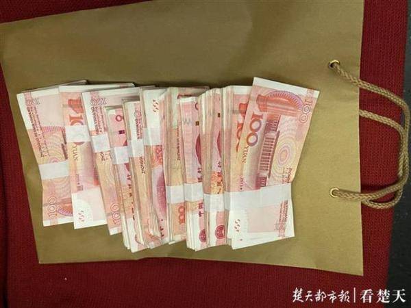 高铁上惊现近10万元现金列车长将其完璧归赵