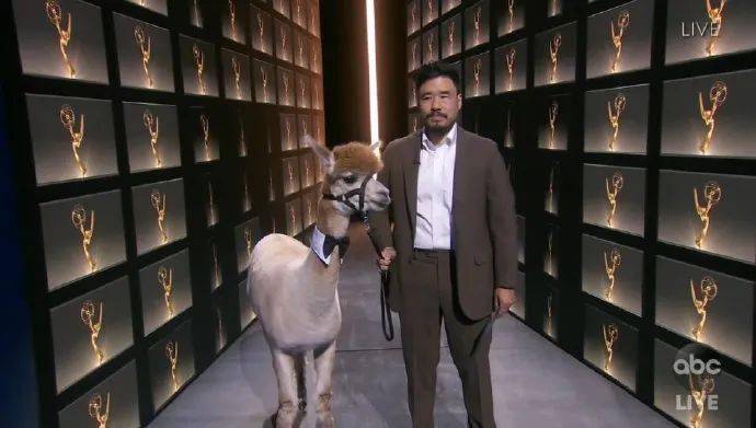 太会|会跑的奖杯，和羊驼同台颁奖，这届艾美奖太会玩了