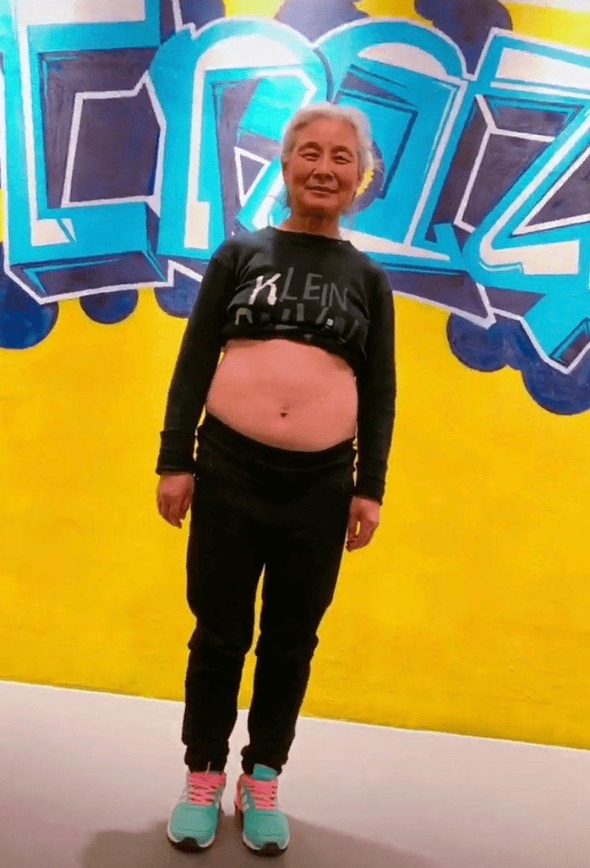 健身房|70岁奶奶火了，3个月减重28斤，用马甲线征服40万人，太硬核了！