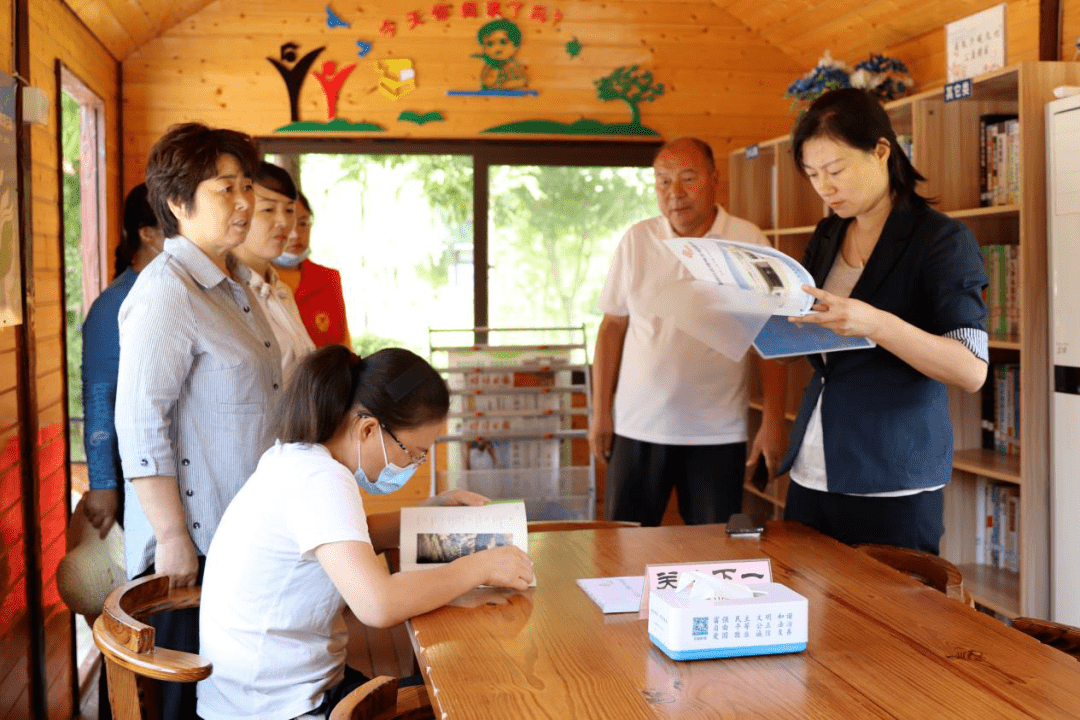 区政府副区长王岂文化馆馆长高路莅临果园社区书香小屋进行调研指导