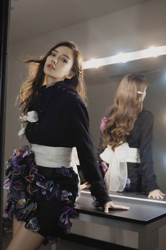 表演|Angelababy身着花朵裙御姐气场全开