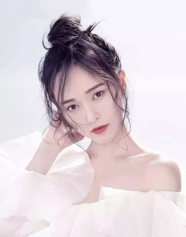 发型|头发长别老披着！这10种发型让你又美又有女人味！