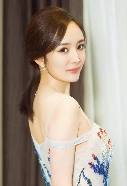 发型|头发长别老披着！这10种发型让你又美又有女人味！