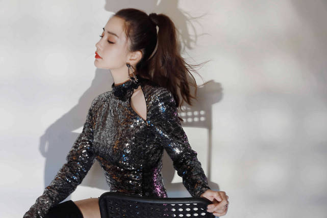 表演|Angelababy身着花朵裙御姐气场全开