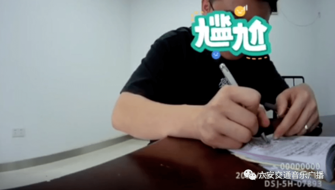 男子|太危险!事发皋城路!一男子竟让宝宝“开车”...