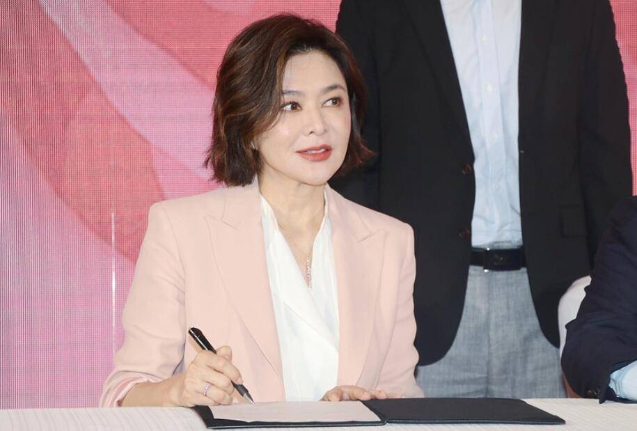 青筋|57岁关之琳未修图曝光,脸部松弛手爆青筋,难掩衰老