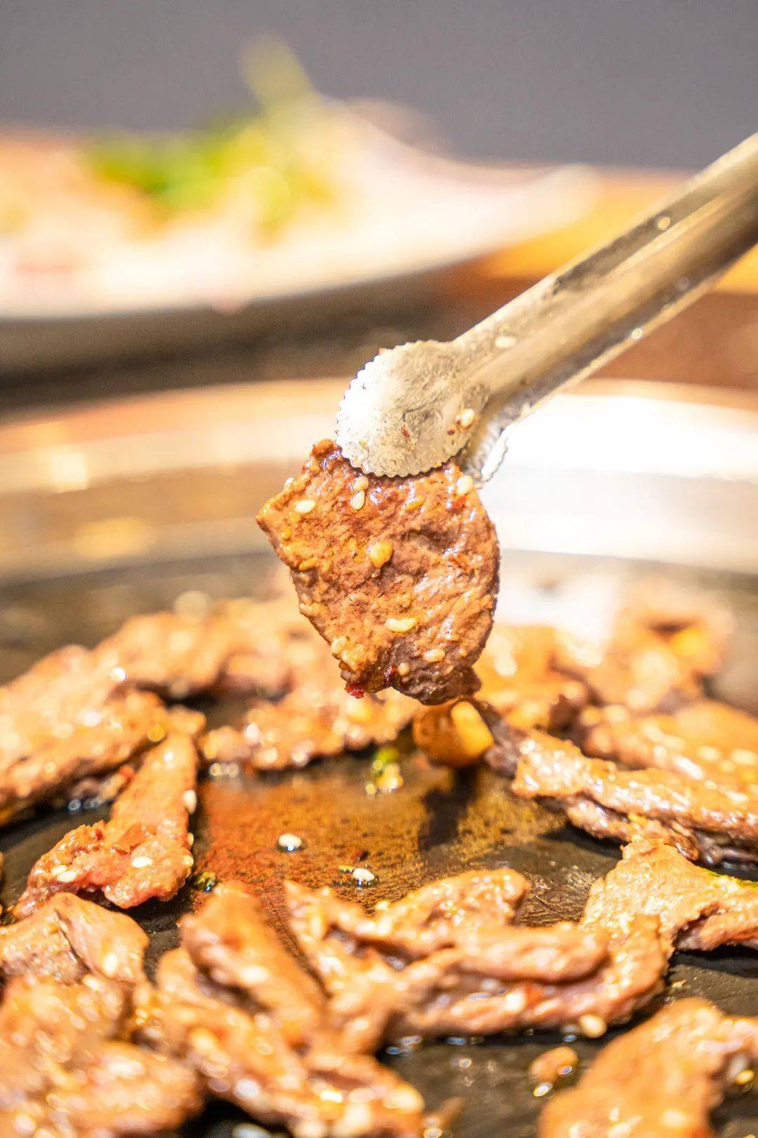 烤肉|口口爆汁，凌晨两点还全是人！这个城中村惊现“烤肉之都”！连续一个月3.3折