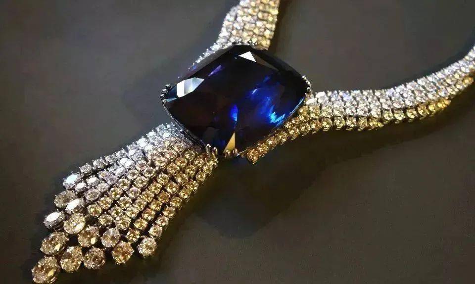 双胞胎|刘嘉玲、那英撞脸，堪比双胞胎？珠宝圈尴尬的碰瓷现场，你更分不清...