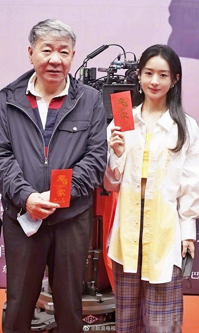 赵丽颖新剧农村造型曝光 穿休闲服低头拖地勤劳朴素