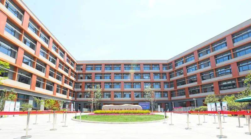 复旦大学附属中学是首批上海市实验性示范高中,受上海市教委和复旦