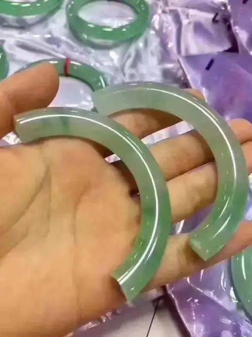 负债|杨杨：她摆地摊卖首饰，如今却负债500亿？买的人却不如卖的人精！