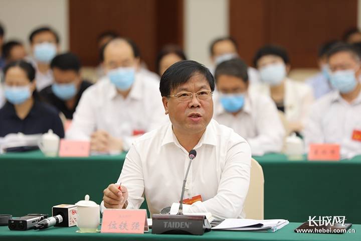 省水利厅厅长位铁强应询.长城网记者 张登峰 李相伯摄