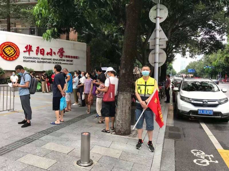 护航|广州天河警方设“护学岗”，每日投2100人次警力护航站岗