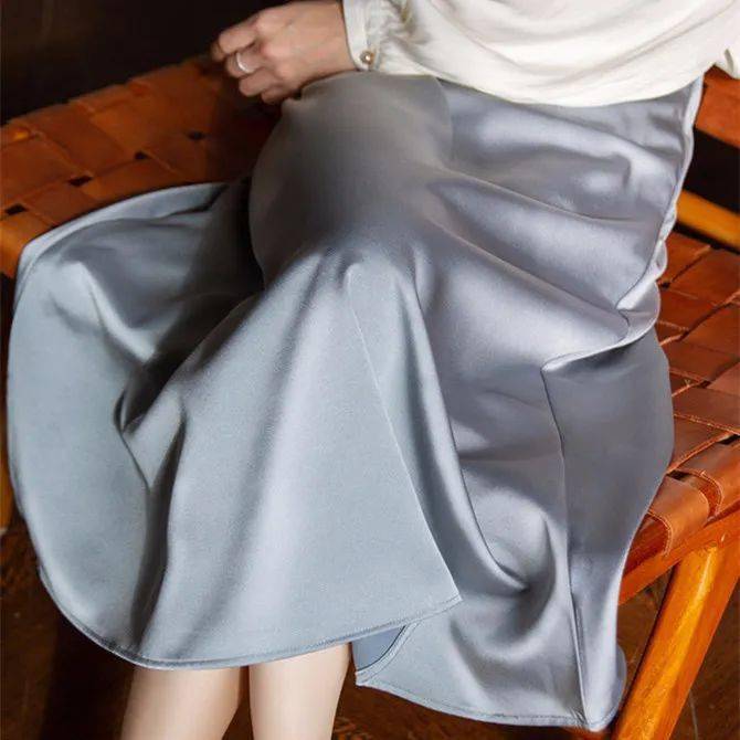 裙子|好物┃风靡时尚圈的丝滑半裙，穿上显瘦10斤还美得很高级！