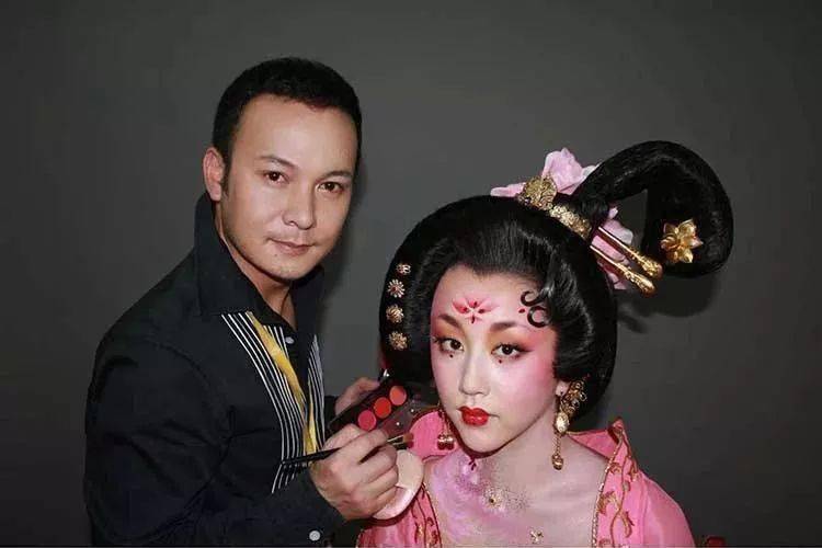 李佳琦|一次「换头」13亿人围观：比李佳琦更讨女人欢心的男人来了