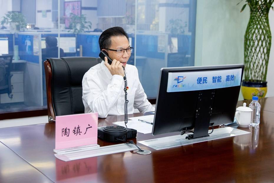 在两个小时的热线接听工作中,陶镇广共接听市民来电12通,涉及违法