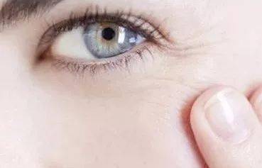 眼睛|32岁“国民老婆”喜当妈？！冻龄“眼”技完虐21岁女儿，做好这一步，真得会显年轻！