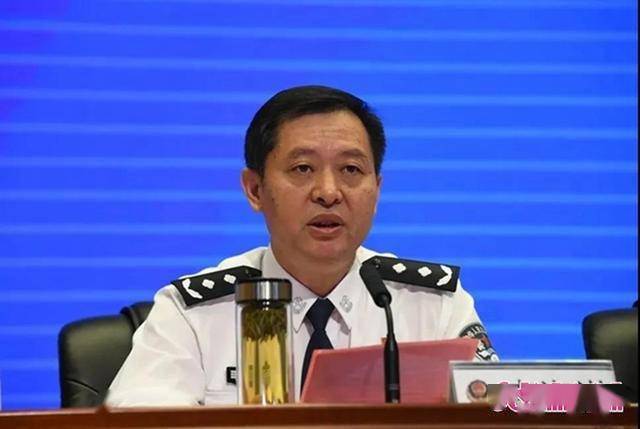 李海洋同志代表市公安局党委向晋升三级警监警衔的同志表示热烈祝贺