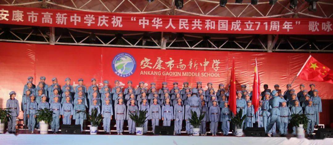 《歌唱祖国》,《金光大道西柏坡》 ——七年级1,2班 指挥:李羿林 指导