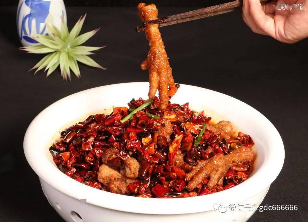 这虎皮鸡爪麻辣刺激,一抿脱骨,关键是用麻辣酱汤煨透!