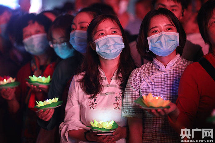 杭州:共放河灯祈福纳祥迎双节
