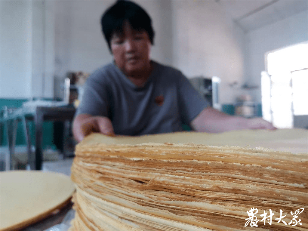 宁阳小伙发明全自动煎饼机,全村日产煎饼3万斤,卖得很