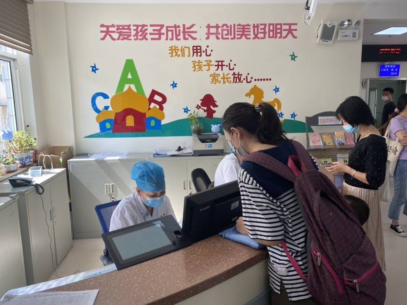 流感|宝宝还没来得及哭记者直击流感疫苗接种：几秒钟完成注射