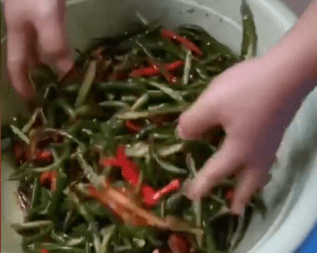 辣椒|大学生在宿舍徒手腌辣椒，网友：是个狠人！