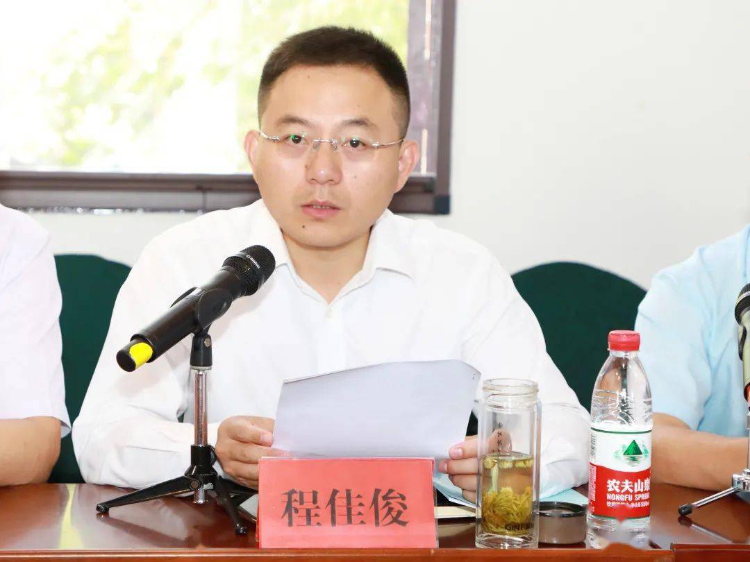 ▲镇党委书记程佳俊为活动致辞▲镇党委副书记陈漫远就林埭镇棒球产业新