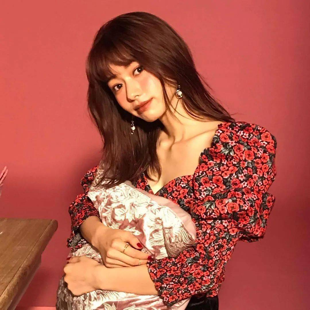 眼影|每刻美丨成熟女生们的秋日妆容 就是这种感觉！