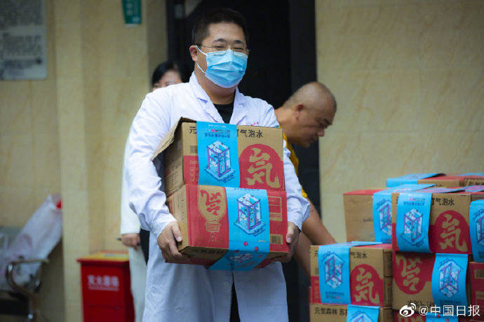 刘野|凭实力得奖！重庆学霸1万瓶饮料送抗疫医护
