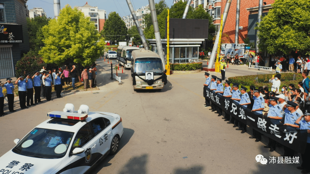 9月29日上午,江苏省沛县公安局交警郭露遗体告别仪式在沛县殡仪馆举行