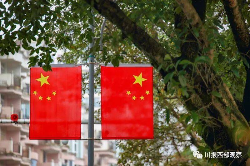 雨城:国旗飘飘迎国庆~_五星红旗