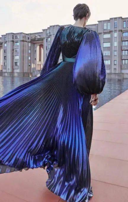 流行色|秋冬流行色新鲜出炉！秋季8大外套流行趋势/ 现在可以穿的2020秋冬连衣裙 /2020/2021秋冬最时尚的裤子指南！