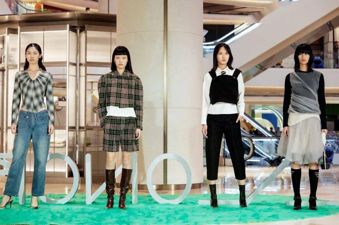 大牌|BFC的2楼变身沉浸式T台,吸引100+位博主来看秀!